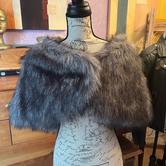 Elegant Faux Fur Capelet - Picture 1 of 8